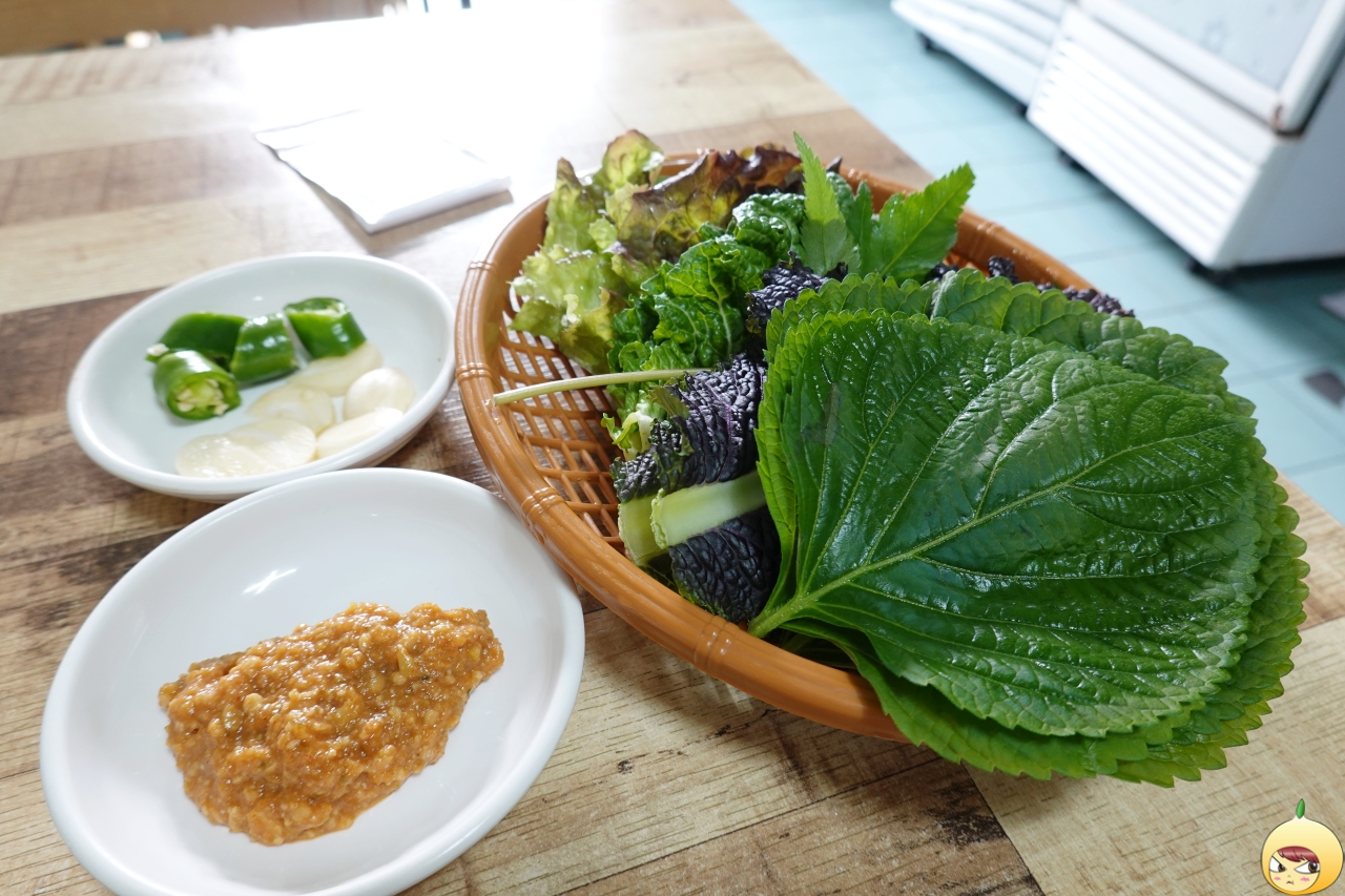 쌈채소와 쌈장, 마늘, 고추