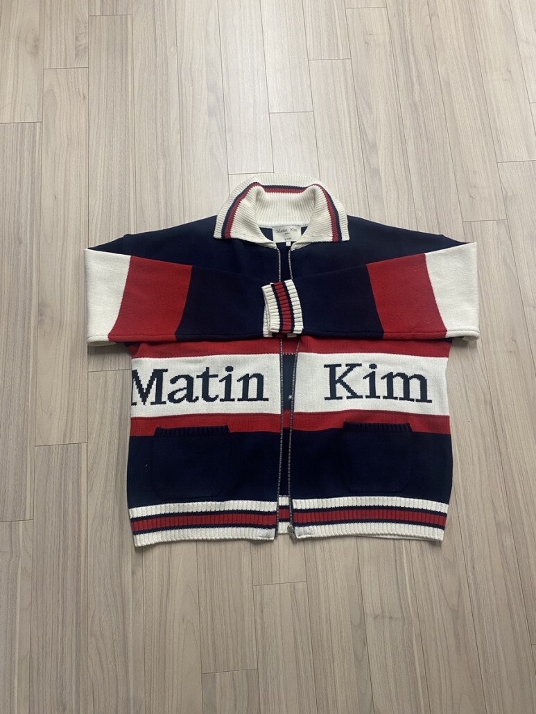 마뗑킴 Matin Kim 가디건 카디건 SPELL COLLAR ZIP CARDIGAN IN NAVY
