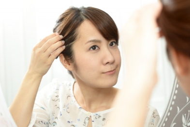 머리를 살피는 여성