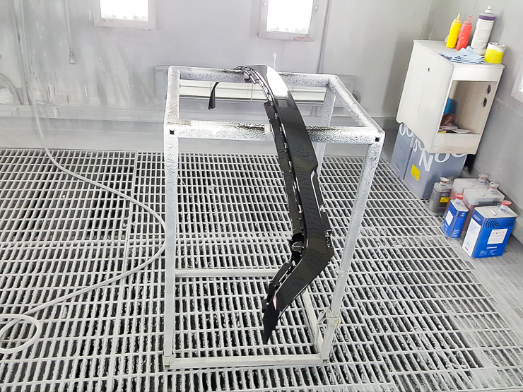 뒷 범퍼 가운데 검은 라인 부품