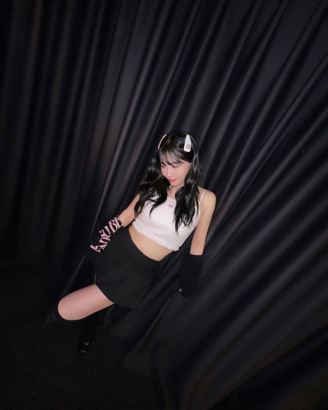 트와이스 모모의 팔 토시 코디 1