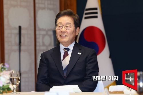 이재명 대통령이 지난 4일 국회 사랑재에서 우원식 국회의장 등 여야 대표들과 함께 오찬을 하기 전 환담하고 있다.