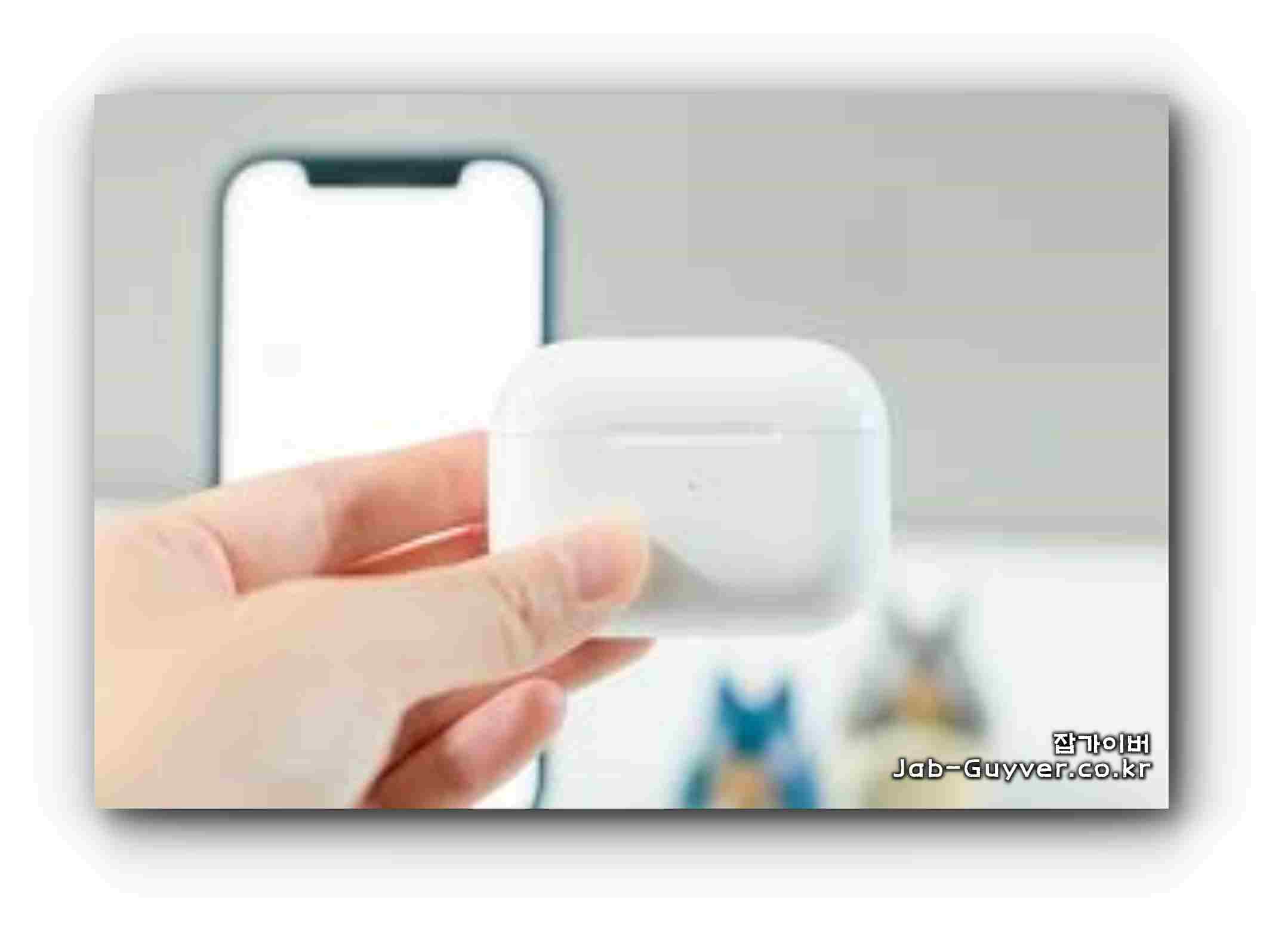 에어팟 충전 케이스와 케이블 연결 상태를 확인하는 이미지