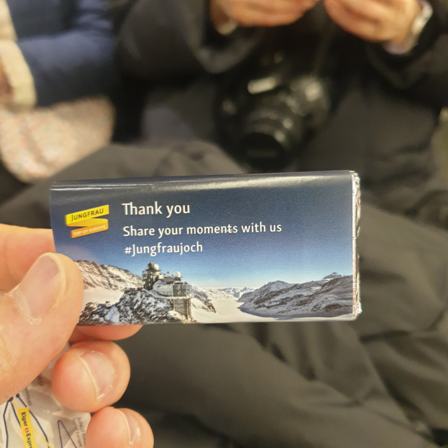 융프라우 산악 열차 승무원의 초콜릿 선물