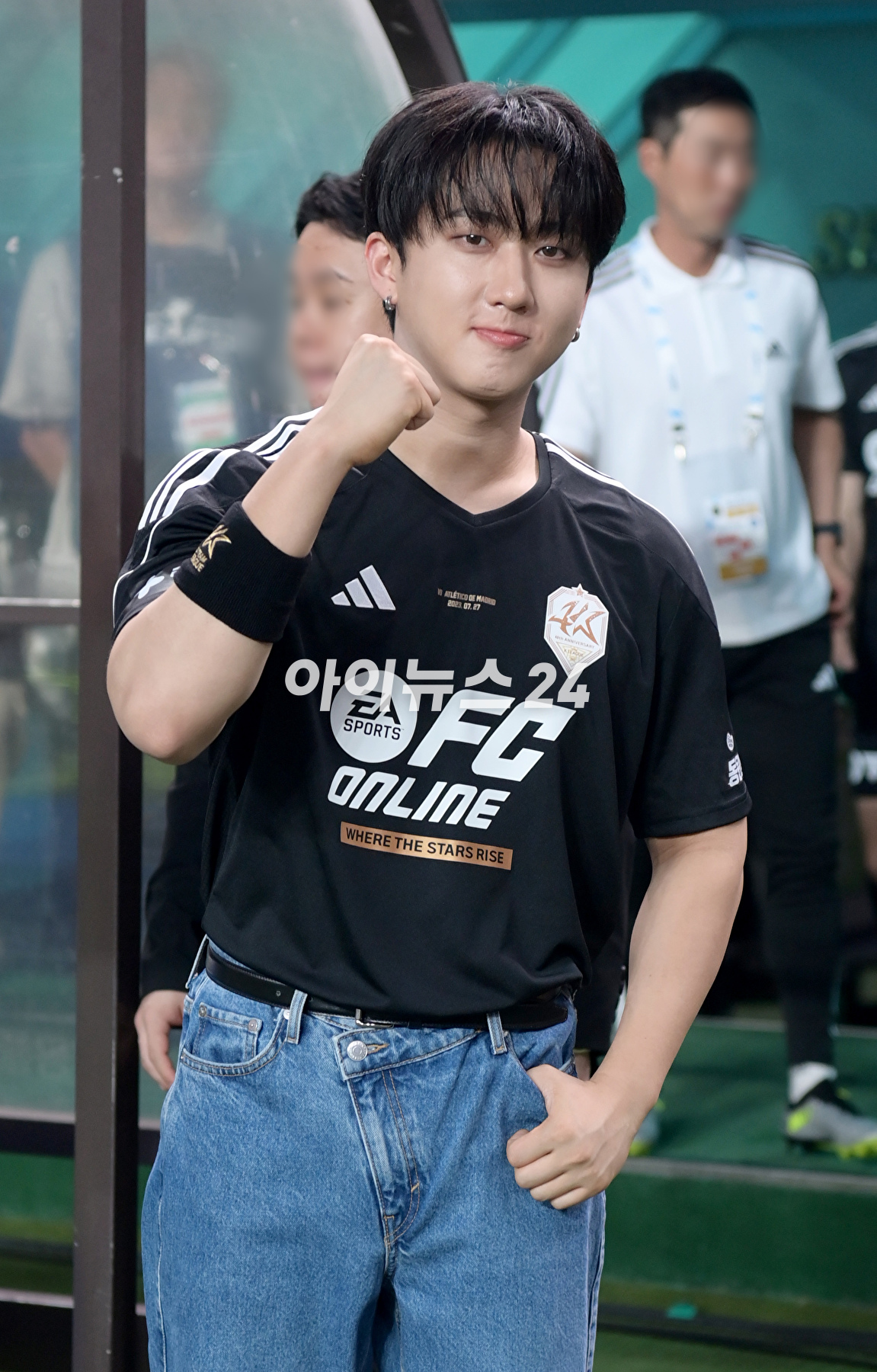 27일 서울 마포구 서울월드컵경기장에서 열린 쿠팡플레이 시리즈 1차전 팀 K리그와 아틀레티코 마드리드의 경기에서 그룹 스트레이키즈(Stray Kids) 창빈이 시축을 준비하고 있다. [사진=정소희 기자]