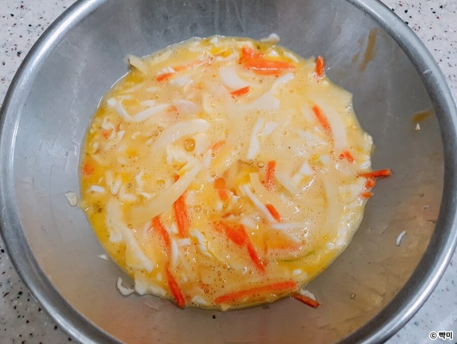 채 썰은 양배추 양파 당근을 계란과 섞어 반죽만들기 다이어트 토스트 레시피