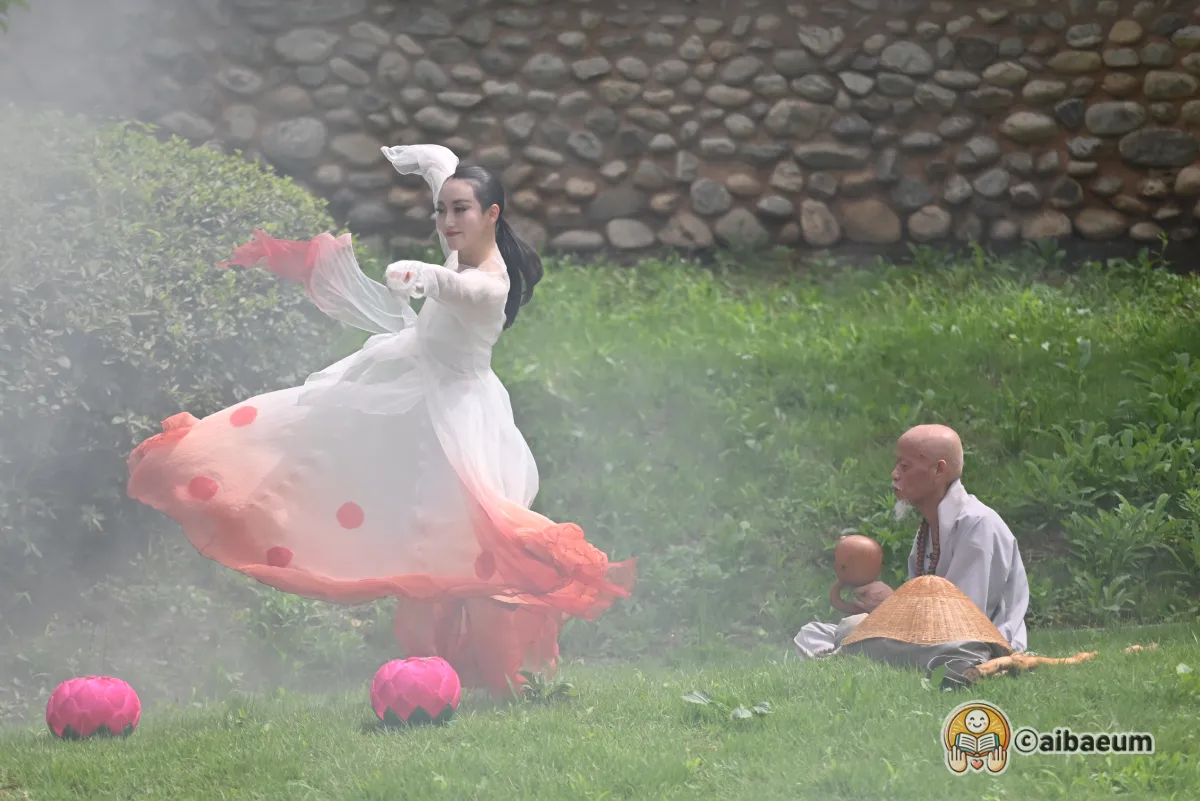 무희가있고-앞에-스님이-목탁을-치고-있음