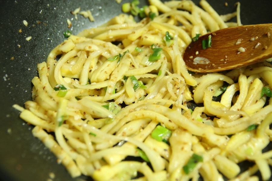 도라지 나물 볶는 모습