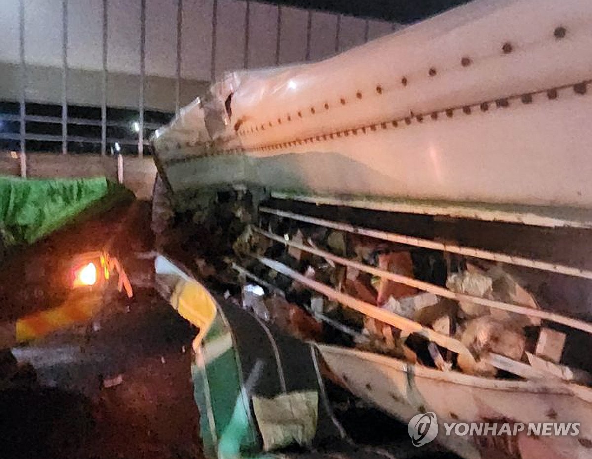 경부고속도로 천안분기점 인근서 화물차 사고. 출처 연합뉴스