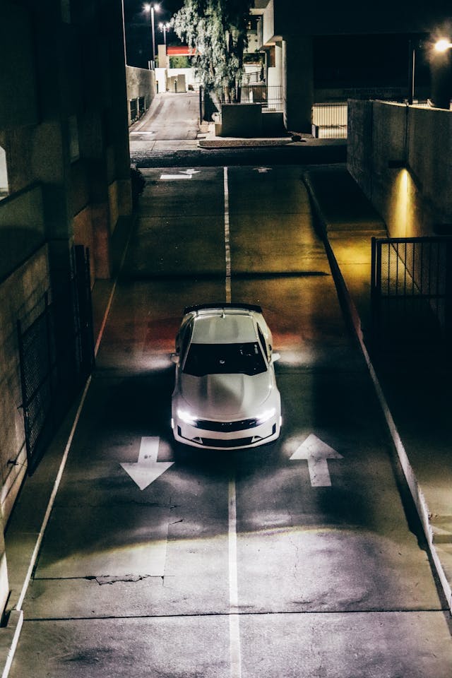 밤에 운행하는 렌터카