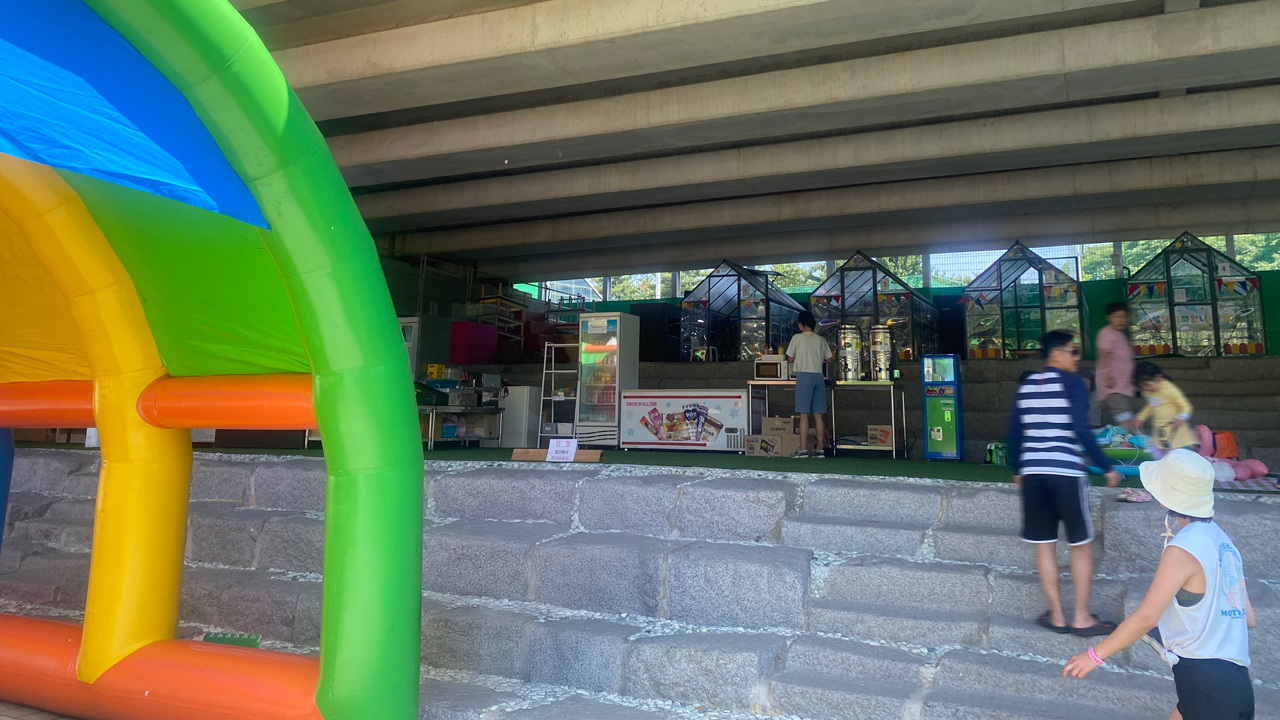 양재천 수영장의 매점에 다양한 메뉴를 알 수 있는 사진이다