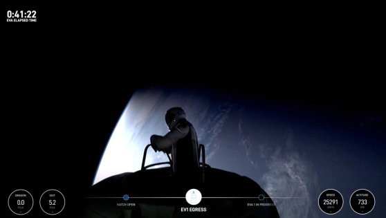 스페이스X는 유튜브 라이브 방송을 통해 억만장자이자 항공기 조종사인 재러드 아이작먼 등 우주인들의 우주유영 절차를 중계했다. 사진은 민간인 최초로 우주유영 중인 아이작먼.