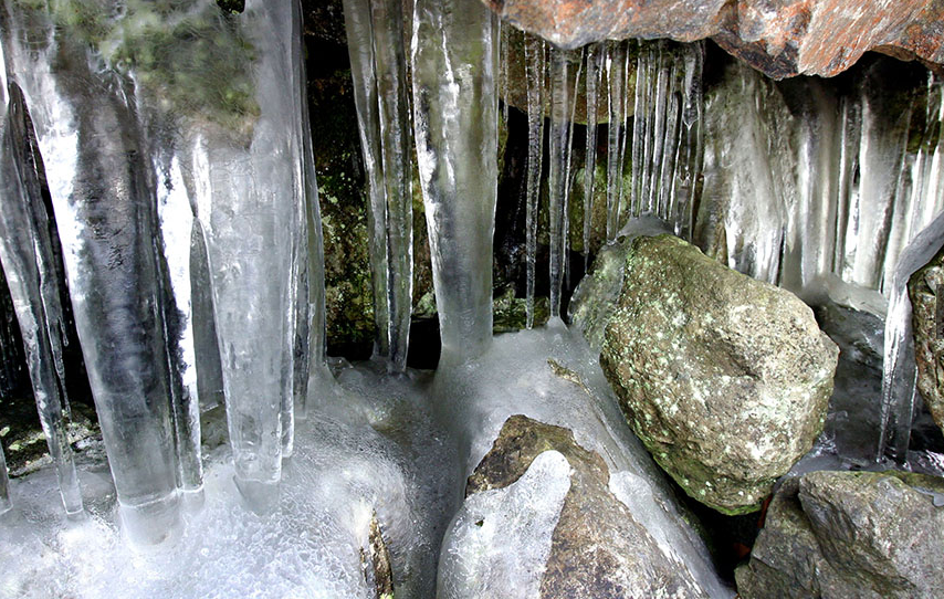여름에 어름이 어는 어름골