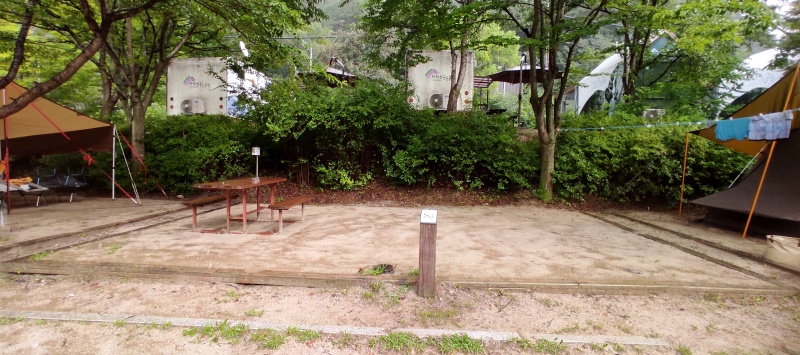 넓은 자동차 야영장