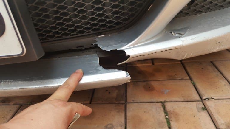 찢어진 자동차 범퍼