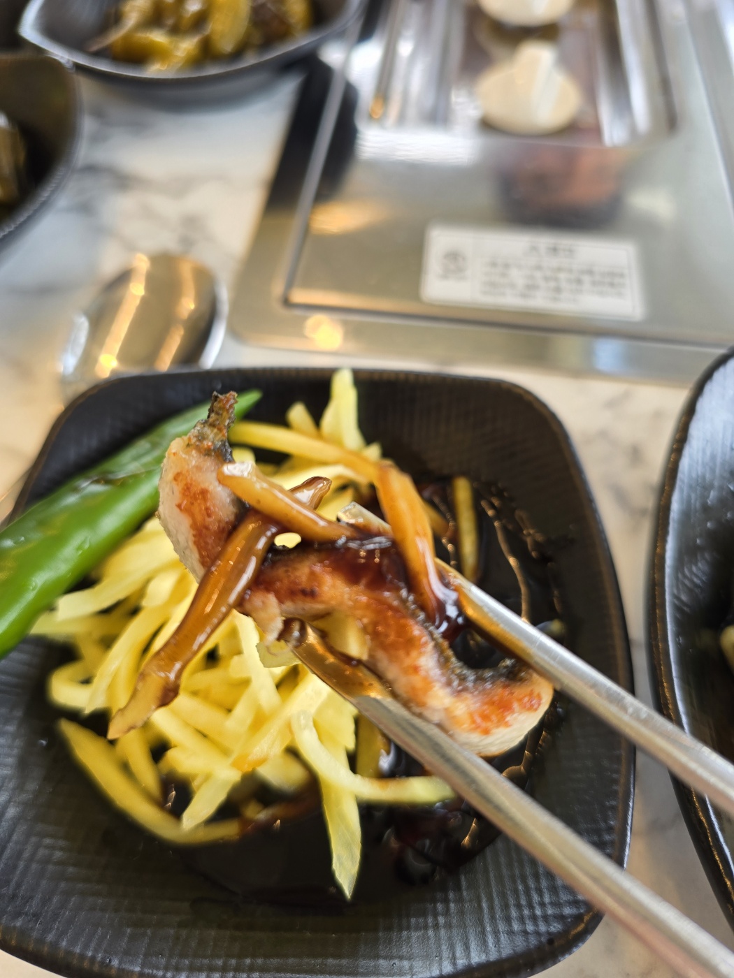 생강 양념에 장어 와 함께