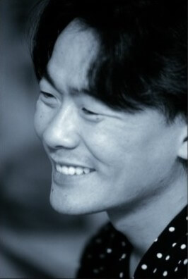 김광석이-도트무늬-셔츠를-입고-웃고있는-사진