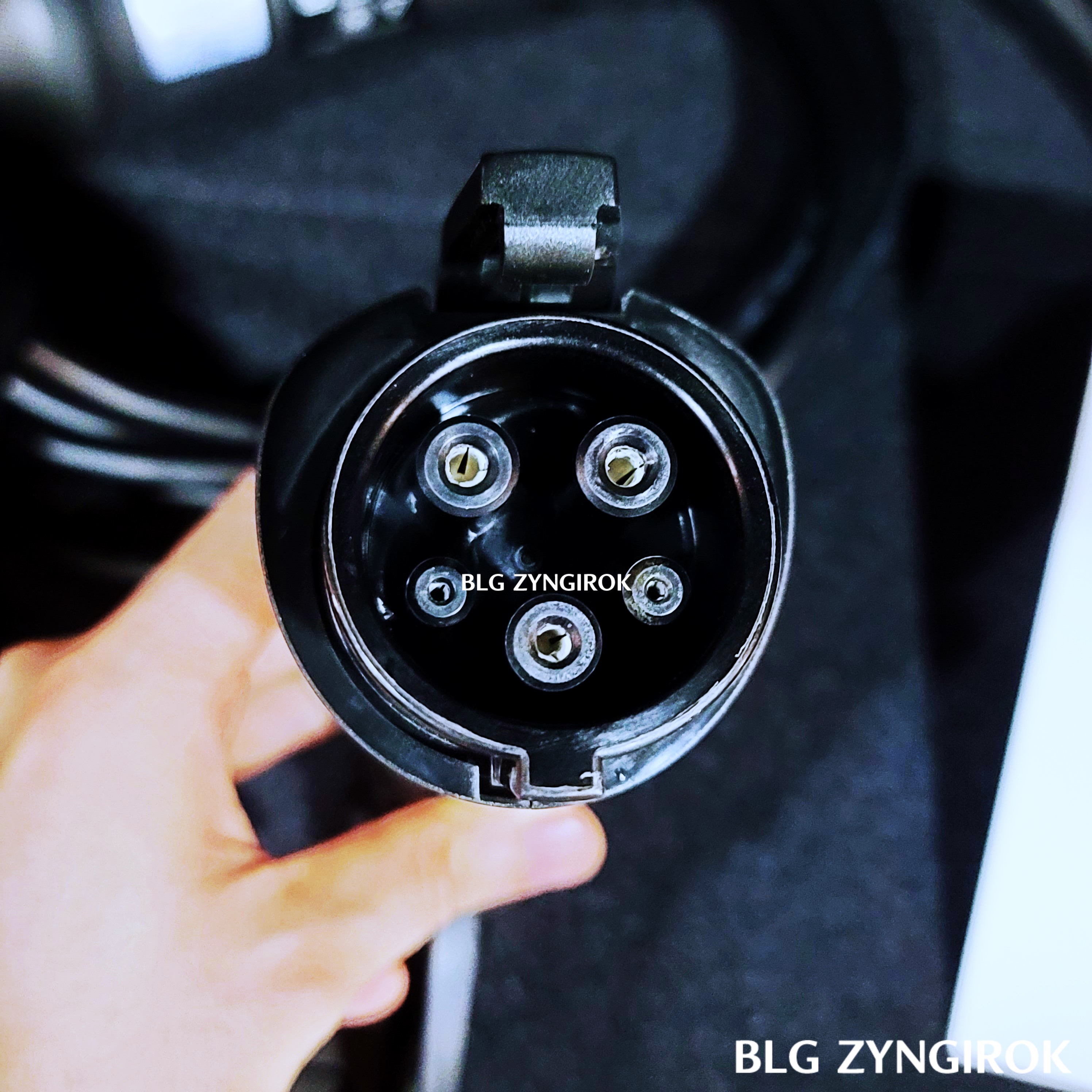 충전구 모습이다. 5개의 굵은 핀이 장착돼 있다.