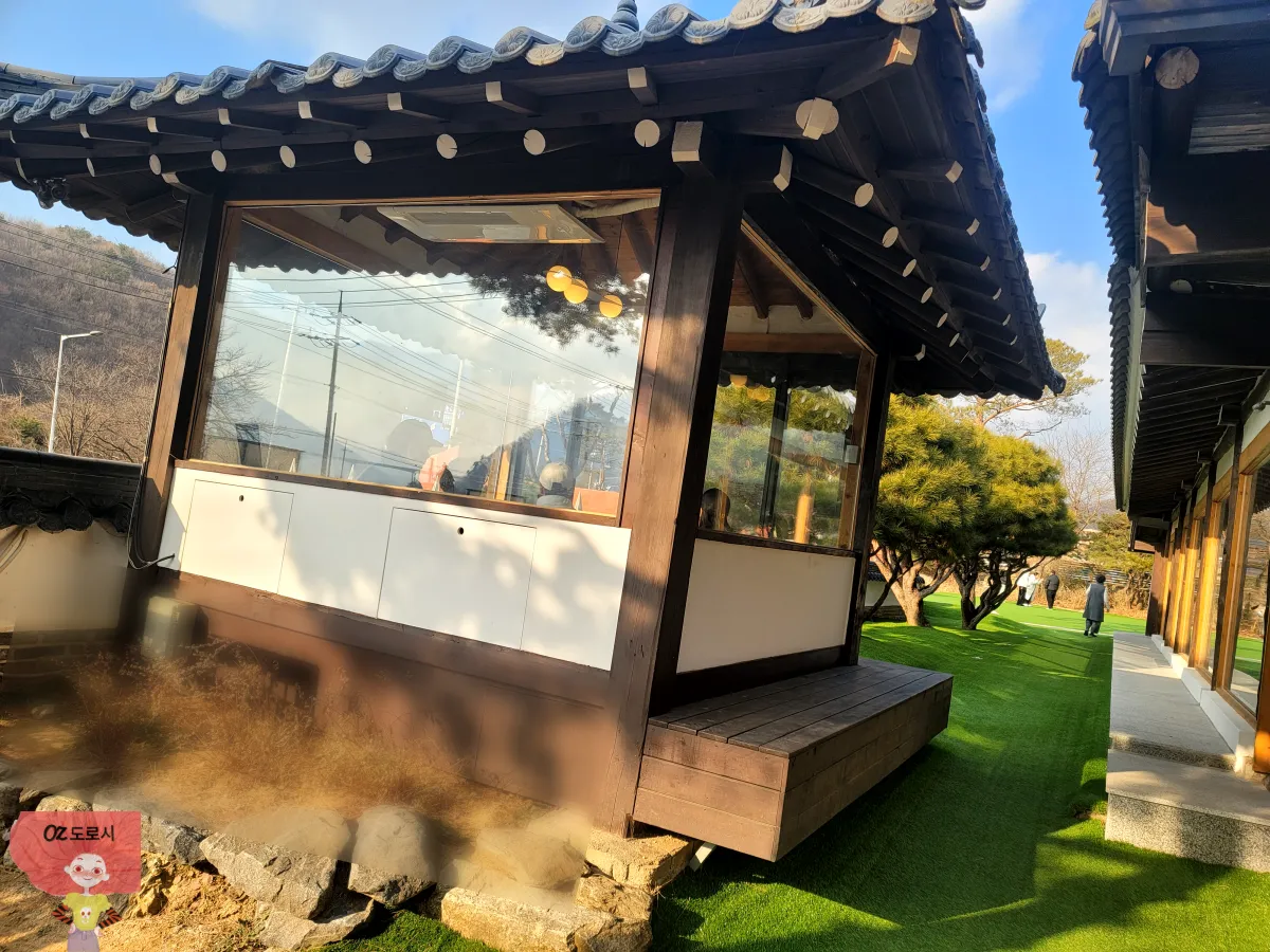 양평-하우스베이커리-정자동-스페셜오두막안에서-담소를-나누는-사람들