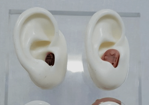 귀모형에-끼워진-보청기