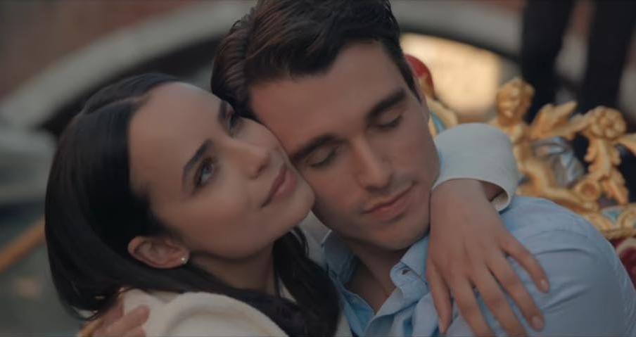 넷플릭스 옥스퍼드에서의 날들 코리 밀크리스트 스틸컷｜제이미와 안나가 서로를 안고 감정을 나누는 장면