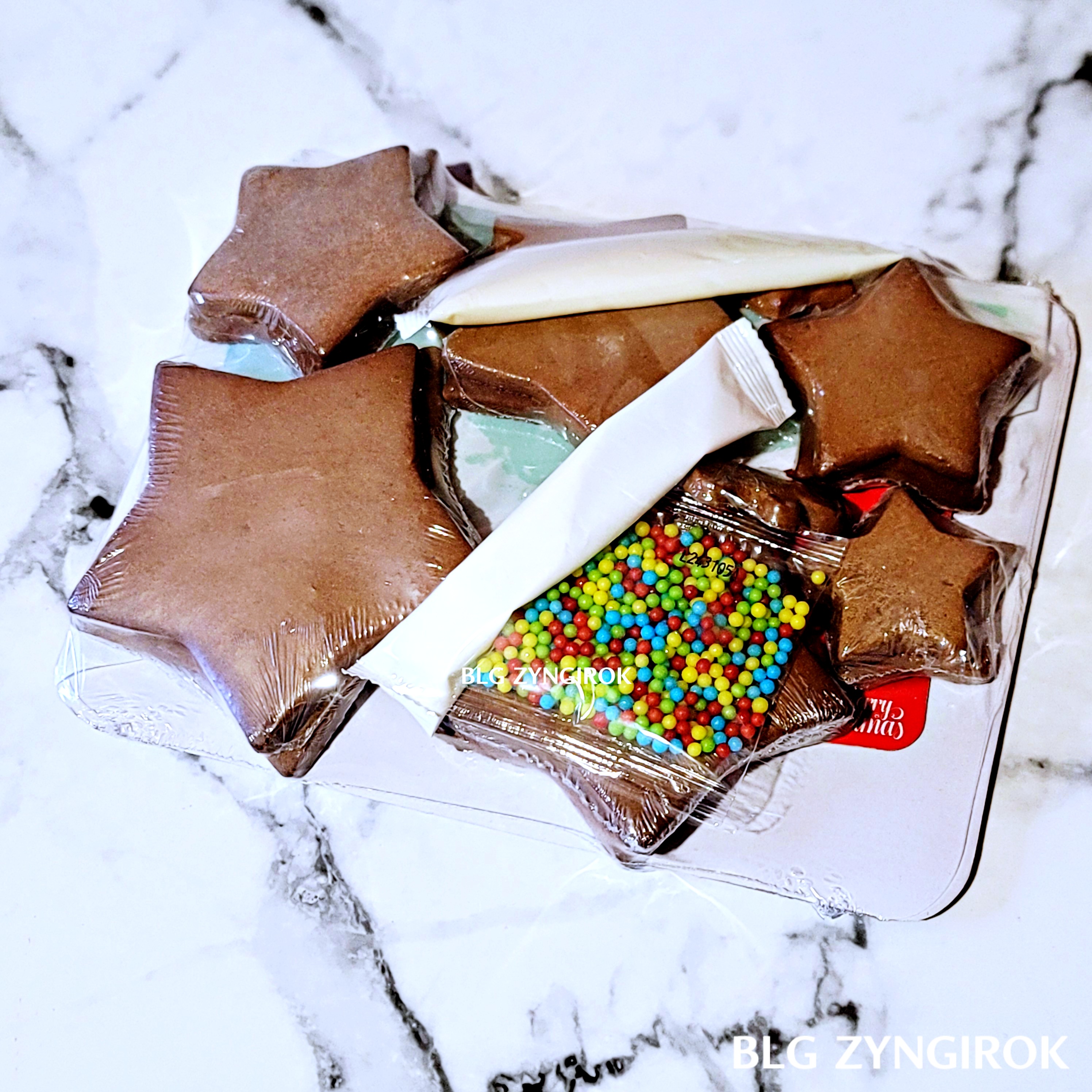 노브랜드에서 구매한 크리스마스 트리 키트 상품이 테이블 위에 놓여있다.