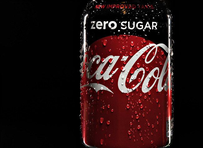 코카콜라-제로슈가-캔에-시원하게-물방울이-맺혀있다