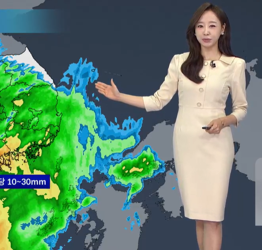 노은지 기상캐스터 2026년 4월 비구름 레이더 앞 손짓하는 노은지 기상캐스터