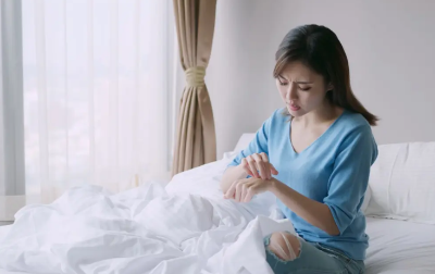 손이 간지러운 여성