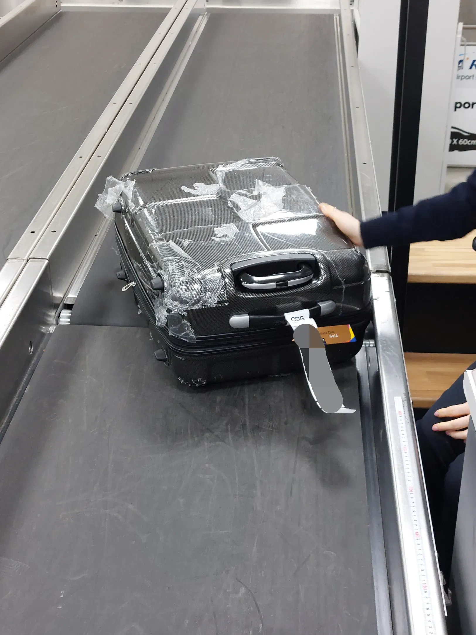 캐리어-수하물-수속-받는-사진