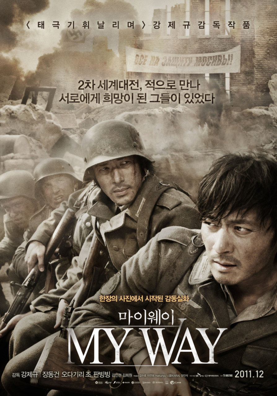 군인들이 총을들고 참호속에 앉아있다.