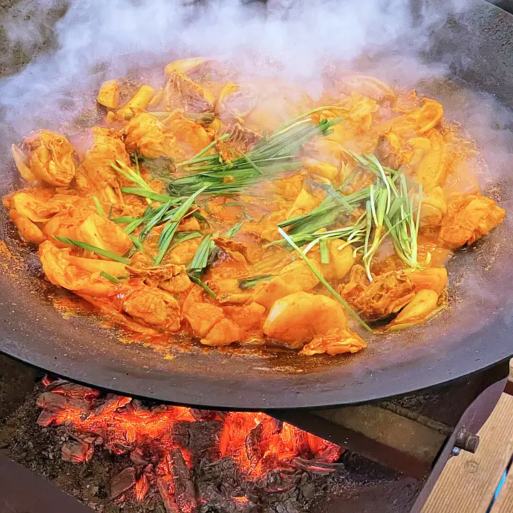 이 맛에 살지 솥뚜껑 닭볶음탕 참나무 장작 솥뚜껑 묵은지 삼겹살 원주 맛집 추천
