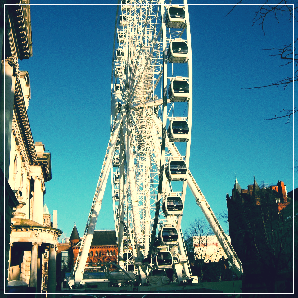 벨파스트의 대관람차와 지붕이 뾰족한 건물들