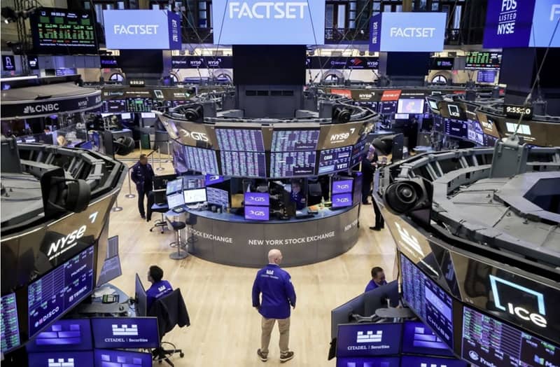 Traders on the floor of the New York Stock Exchange. Photo: Michael Nagle/Bloomberg News