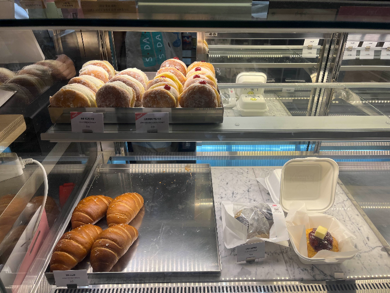 노티드 안국점 도넛 진열대