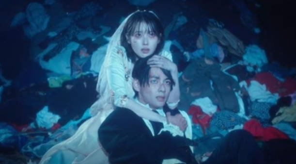 아이유 차트 1위 '러브 윈스 올' 뮤비 장면