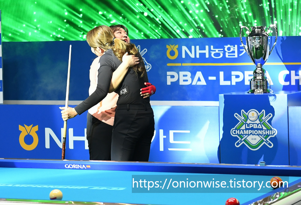 김예은 선수가 결승전 경기 후에 축하 인사를 나누는 장면