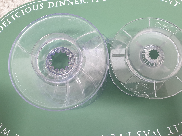 드리퍼 2개가 꺼꾸로 눞여있다. 왼쪽의 드리퍼 추출구가 오른쪽 보다 크다.