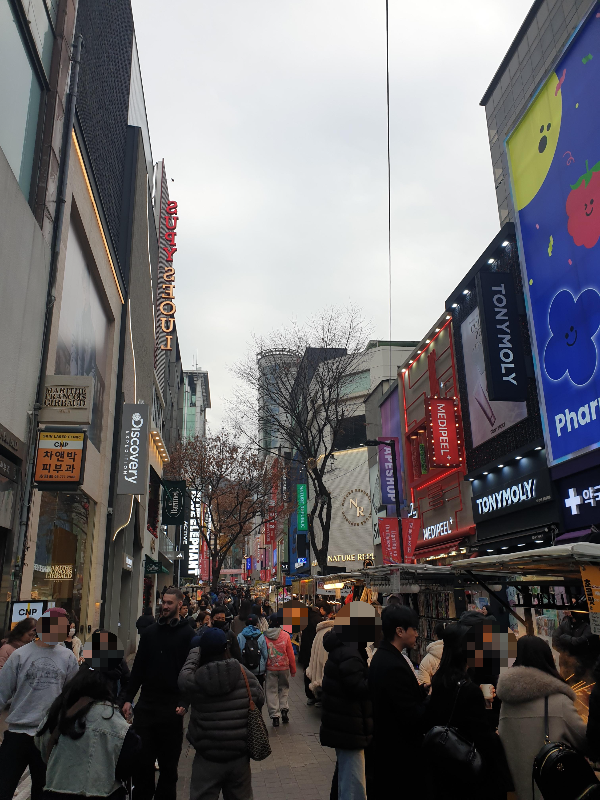 길 양쪽 건물에 쇼핑할 수 있는 매장들이 이어져 있다. 거리는 사람들로 가득하다.