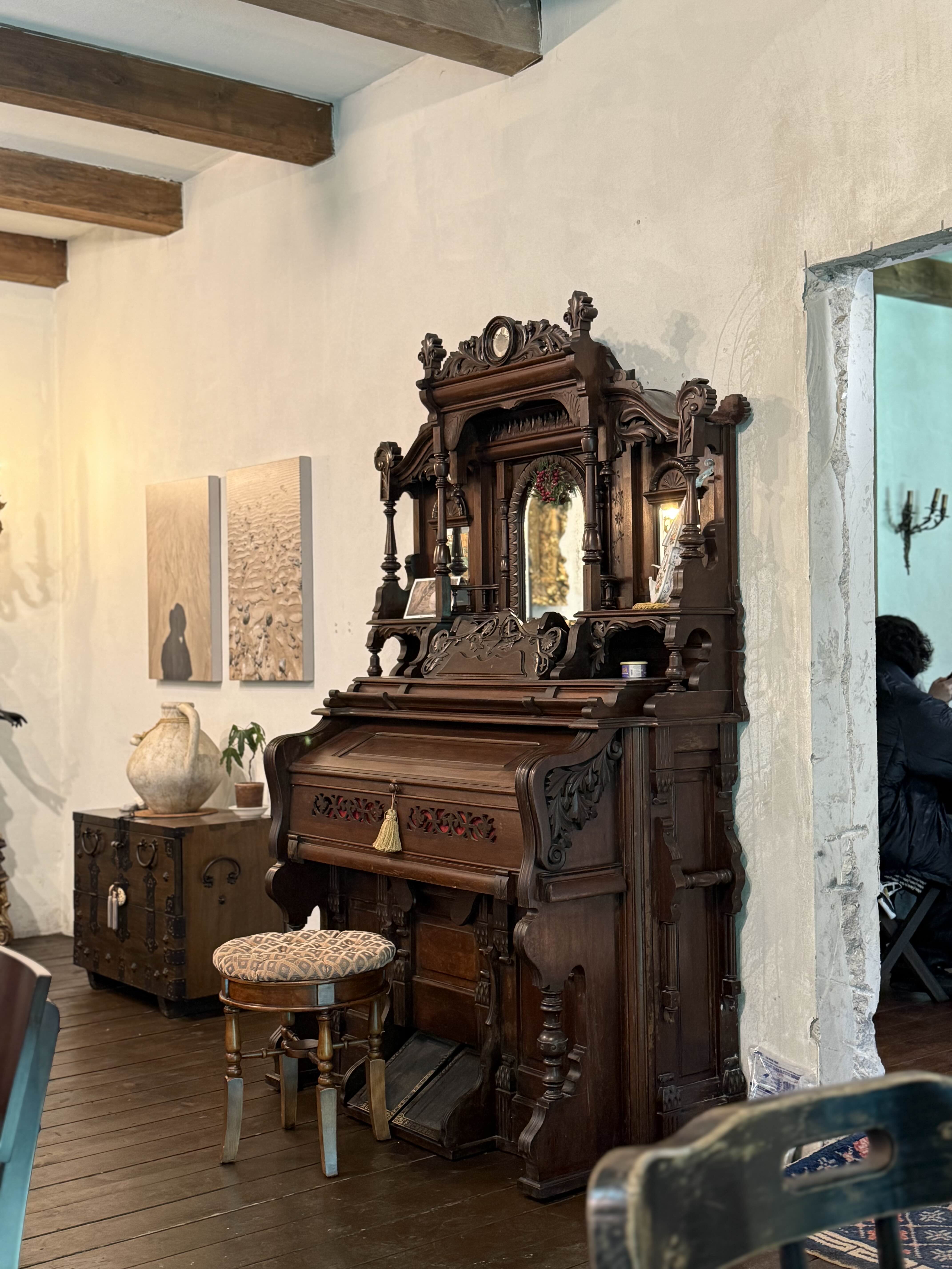 카페 릴리 매장안의 빈티지 가구