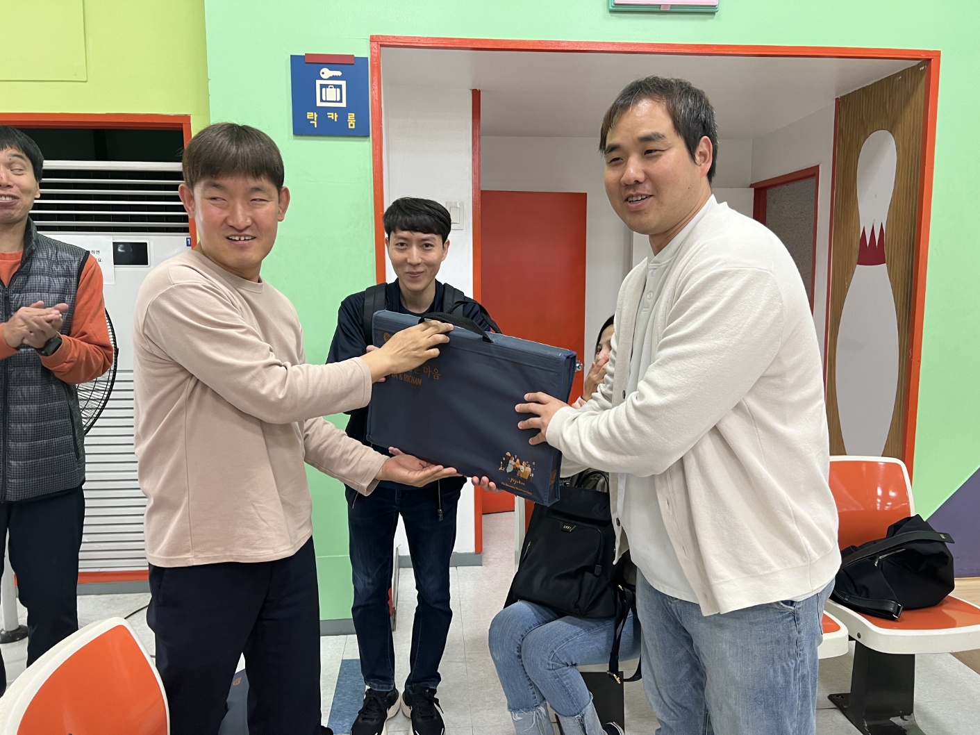 사진설명: 볼링대회 수상을 하는 지회장과 참여자의 모습