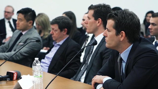 정부 앞에서 비트코인을 설명하는 사진