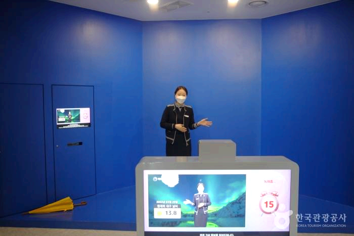 기상캐스터가 날씨예보를 하고 있다.