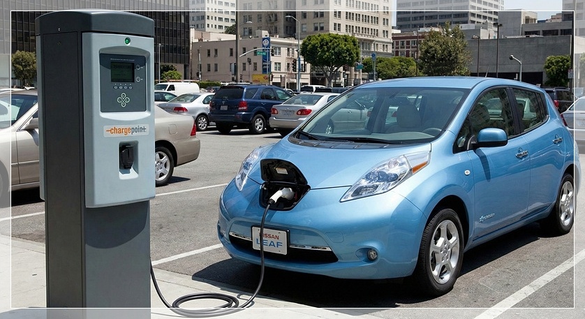 2010년 초대 닛산 리프 전기차 충전소 충전 중 세계 최초 양산