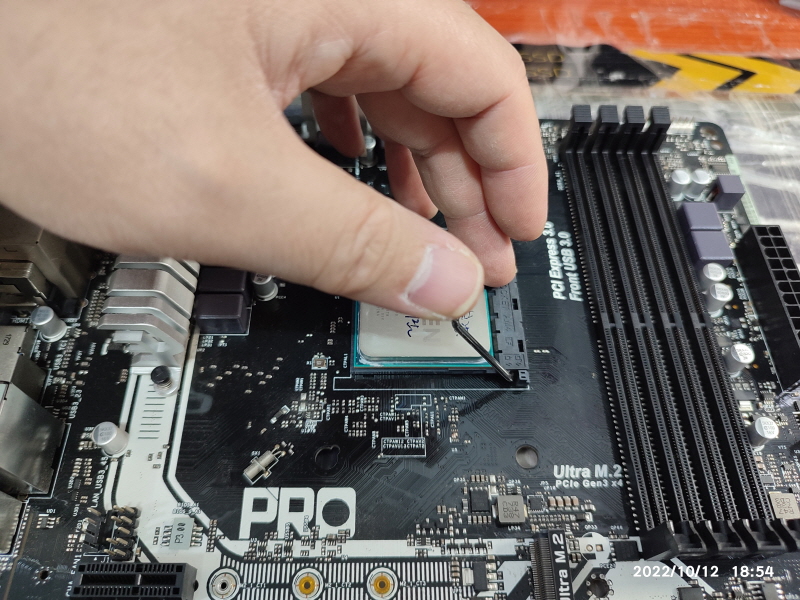 고장난 CPU를 가지고 소켓에 넣어서 동작 확인 중 2번