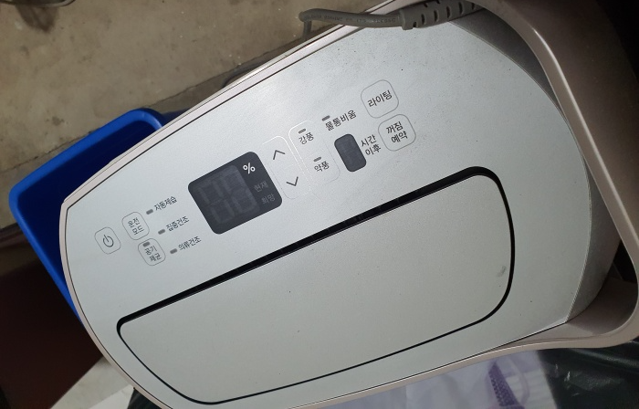 창고에-세워져있는-제습기