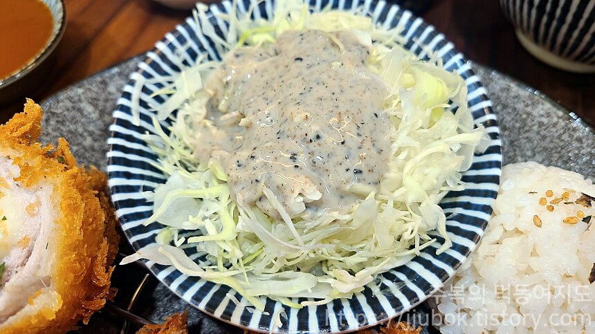 백소정-돈가스-밑반찬-샐러드