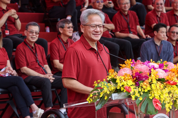 젠슨 황 엔비디아 최고경영자(CEO)가 8일(현지시간) 대만 신주시에서 열린 TSMC 연례 체육대회에 참석해 발언하고 있다.