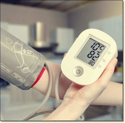 혈압 측정 하는 여성