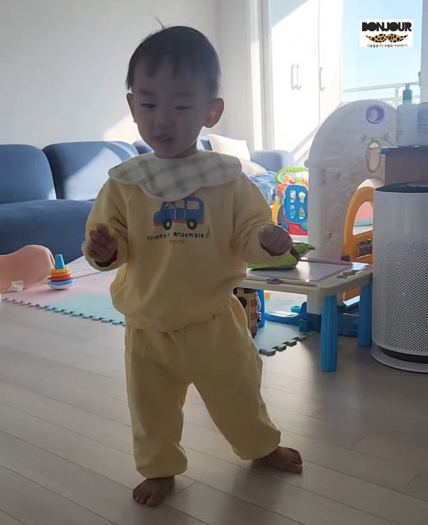 첫 걸음마를 시작하는 18개월 아기
